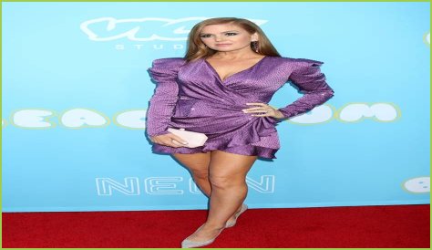 Wolf Like Me Star Isla Fisher Shares Swimsuit Photo to Get 